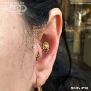 פירסינג קונץ' במרכז האוזן עם תכשיט זהב