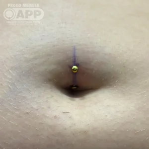 פירסינג טבור צף עם תכשיט טיטניום